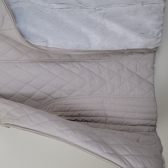 Weatherproof Reversible White Faux Fur & Tan Vest L - Picture 2 of 8